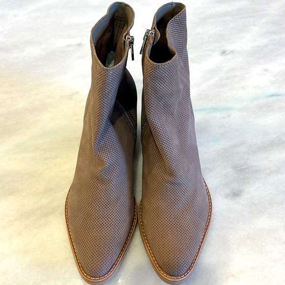 Dolce Vita Asha Ankle Boots Booties 8.5 Perforated Suede Leather Taupe - Picture 2 of 9